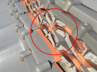 佐倉市春路で天井からの雨漏りの原因調査にて棟のズレや漆喰剥がれが発覚