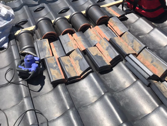 棟瓦取り直し工事　取り外した棟の瓦