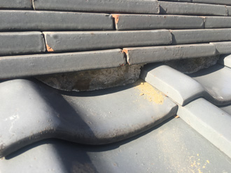 棟の漆喰が劣化している