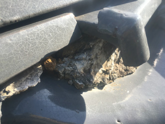 棟の漆喰が剥がれている