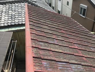 墨田区東向島にて屋根塗装を検討されていたセメント瓦を調査、雨漏りリスクを考慮し屋根葺き替え工事をご提案