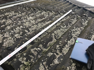 横浜市緑区新治町の店舗で大波スレートの経年劣化から雨漏り発生