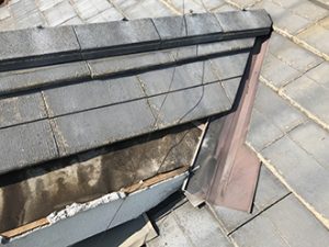 雨仕舞に隙間が開いてしまっています