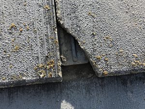 割れてしまったセメント瓦