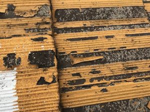 近くで見ると塗装がひどく剥がれています