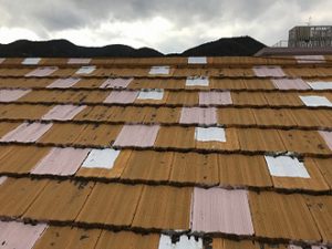 塗装が剥がれて黒ずんで見えるモニエル瓦