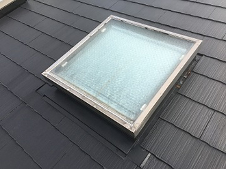 コーキングの劣化が見られる天窓