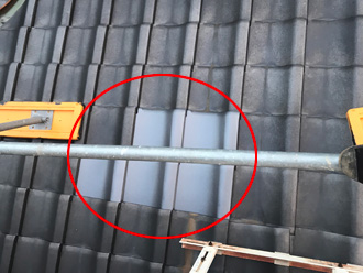割れた瓦の差し替え工事