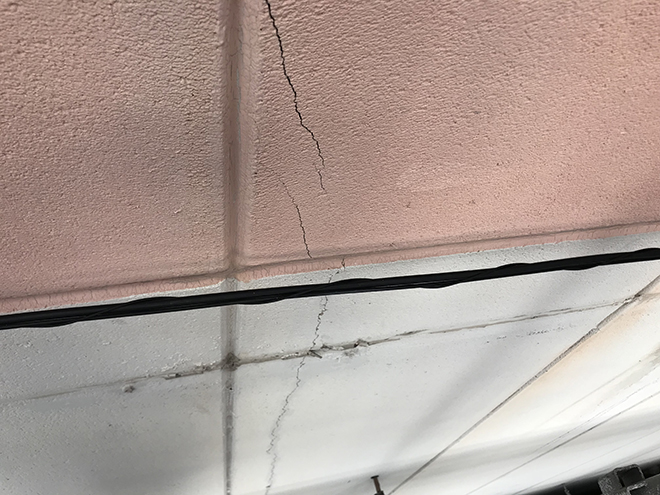 吹田市江坂のビル、クラックは外壁からの雨漏りの危険性を高めます