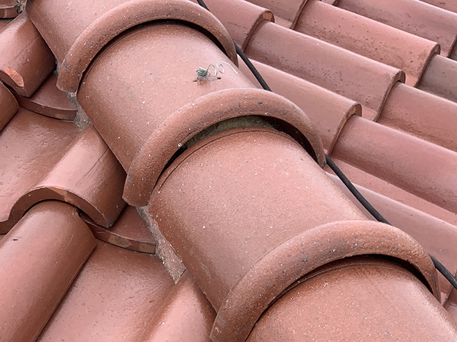隙間が空いた棟瓦