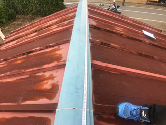 瓦棒屋根の雨漏り調査　棟板金の傷み