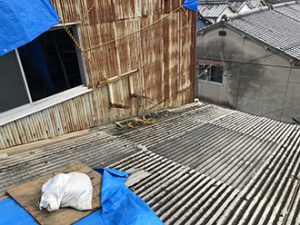 古くなった工場の屋根