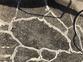 ひび割れたアスファルト防水