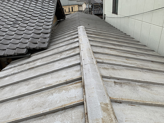 吹田市にて経年劣化した金属屋根からの雨漏り、原因を調査しました