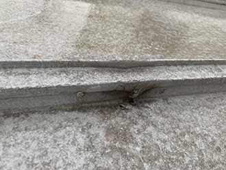 穴の空いた屋根材