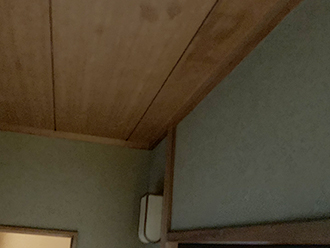 照明の近くの雨染み