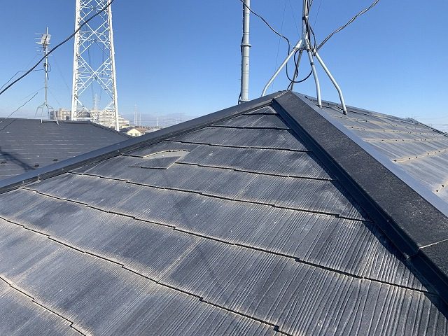 スレートの一部が損傷した屋根