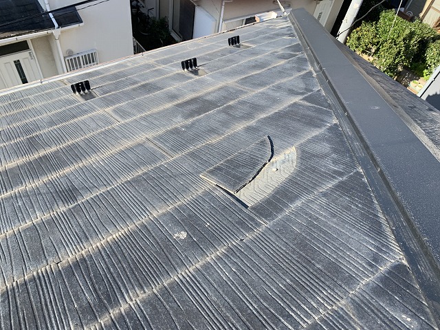 落ちてくる危険のある割れたスレート瓦