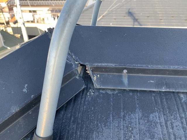 コーキングが欠落した板金の継ぎ目