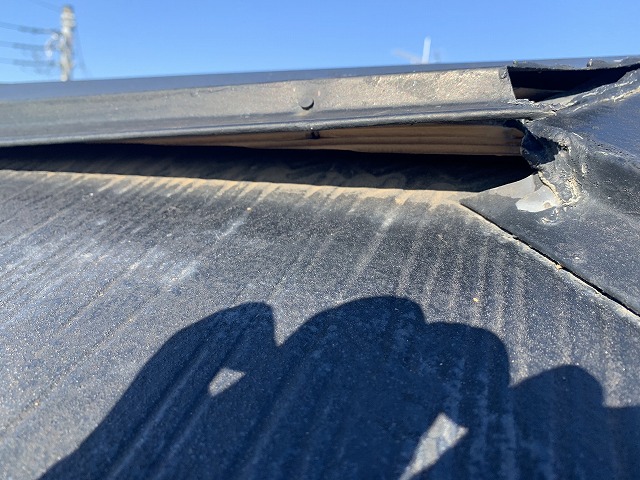 浮き上がった棟板金