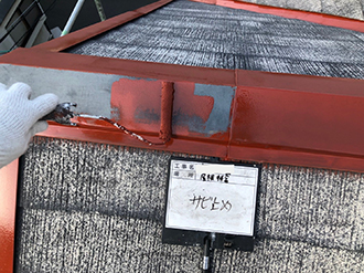 棟板金への下塗り