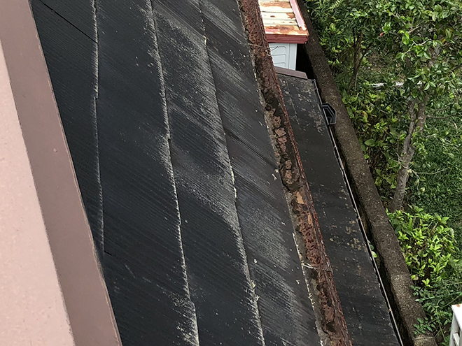 錆びた金属製の雨樋