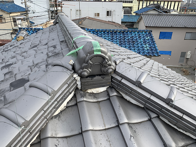 落下しかけた鬼瓦