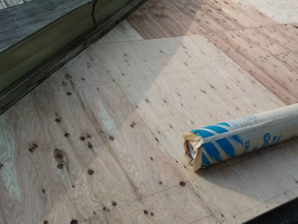 屋根の部分葺き替え工事　野地板を設置