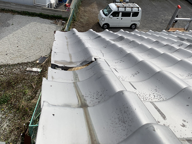 ズレて葺き土が露出した瓦屋根