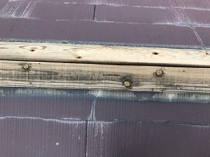 棟板金を外した屋根の継ぎ目