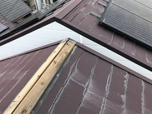棟板金を外すと継ぎ目がむき出しになります