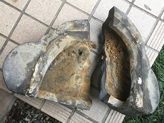 落ちて割れた鬼瓦