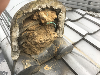 吹田市千里山東で強風の影響で重い鬼瓦落下とそれによる瓦の破損