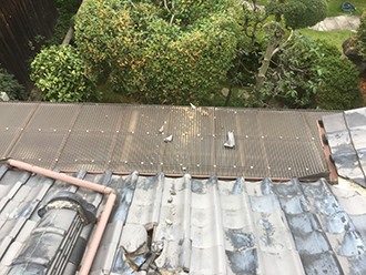 カーポートが瓦の落下を和らげる