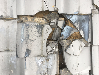 鬼瓦が直撃して割れた部分