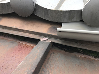 トタン屋根に滞留した水分