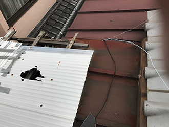 穴の開いたベランダ屋根