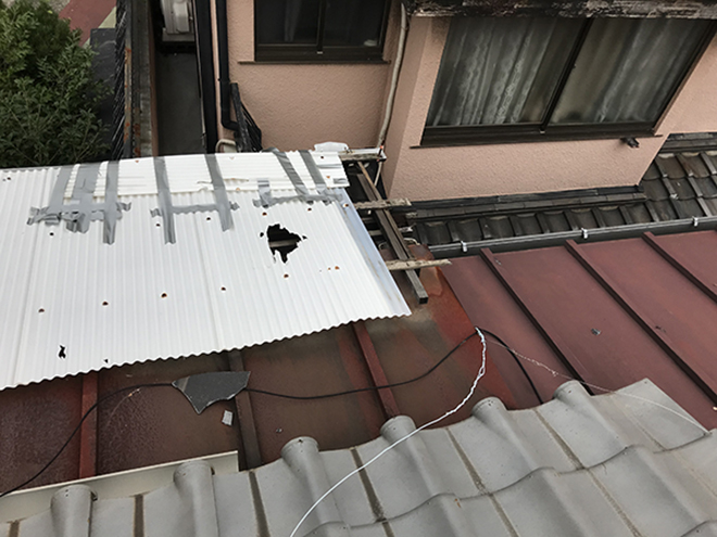 吹田市岸部中の飛来したスレート屋根の欠片により穴が開いたベランダ屋根交換