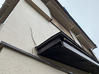 庇が腐食しています