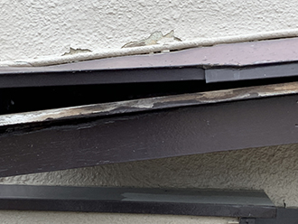 剥がれかけた庇