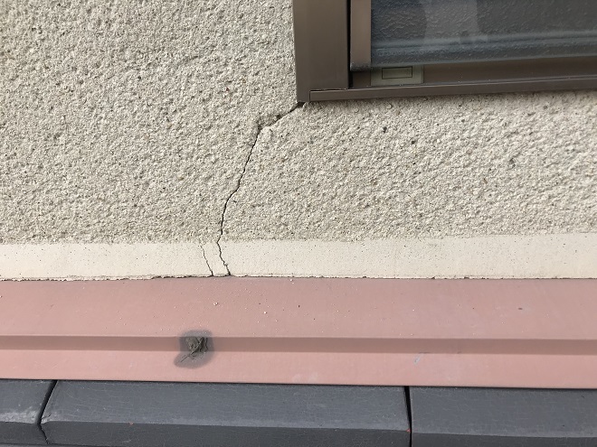 吹田市南吹田でリシン仕上げモルタル外壁調査、クラックからの雨水浸入が危険です