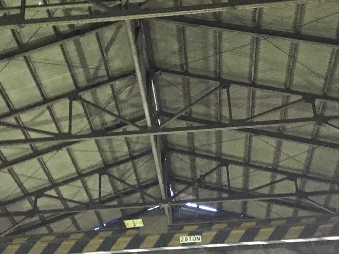 劣化箇所が見える倉庫屋根