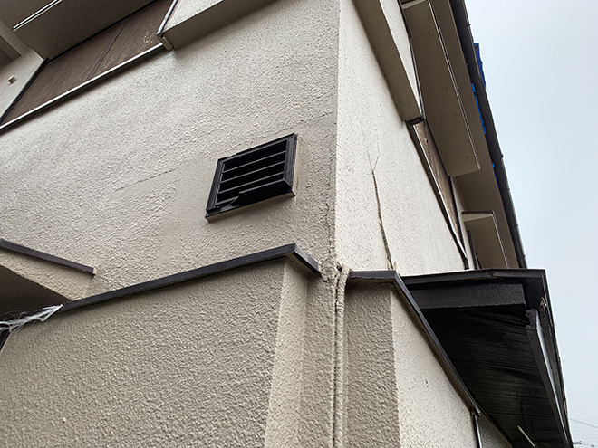 外壁からの雨漏り、原因は外壁の構造クラックと腐食した庇です【吹田市】