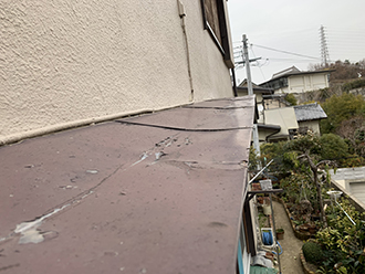 板金が歪んで剥がれています