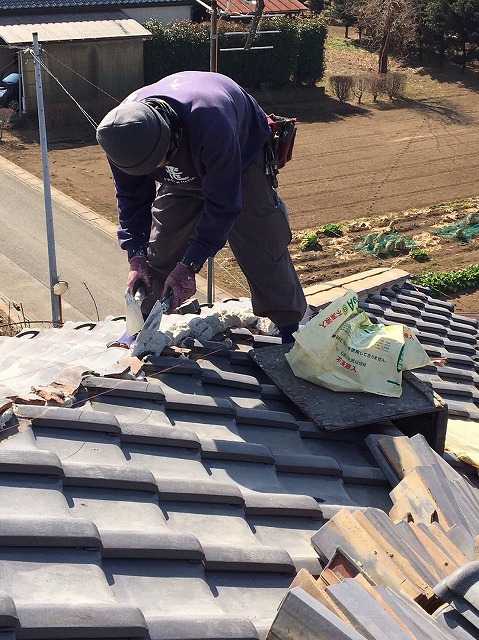 漆喰を盛り込む様子