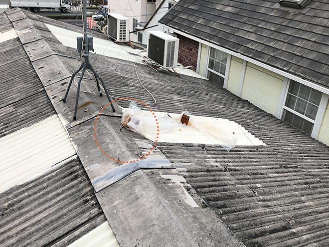 吹田市｜工場の波型スレートからの雨漏り、金属屋根でのカバー工法