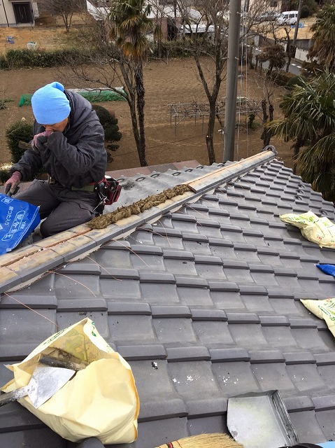 葺き土を盛りつけている作業の様子