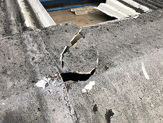 工場屋根破損の様子