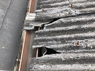 割れた波型スレート