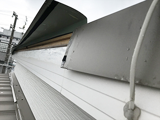 貫板が露出している様子